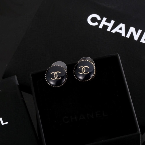 Chanel round earrings - Picture 3 of 6